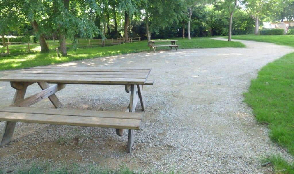 Allée du parc du Touran avec des tables de pique-nique