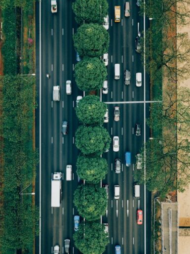photographie aérienne d'une route avec des voitures