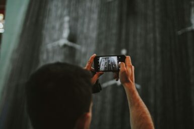 un homme prend une photo avec son téléphone portable